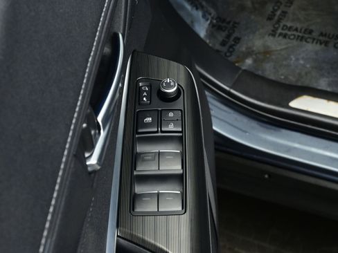 Used 2022 Toyota Venza XLE image 10