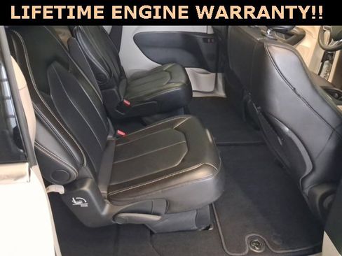 Used 2024 Chrysler Pacifica Touring-L image 27