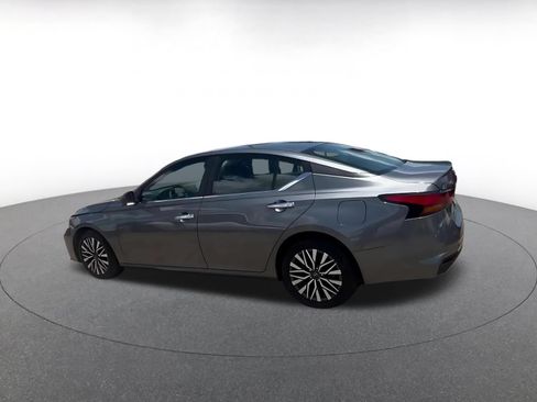 Used 2025 Nissan Altima 2.5 SV FWD image 9