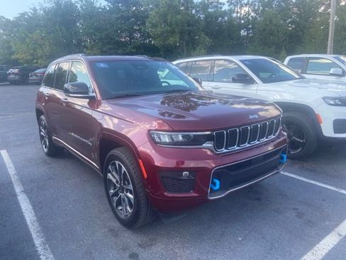 Used 2022 Jeep Grand Cherokee Overland w/ Luxury Tech Group IV AWD/4WD image 3