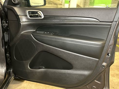 Used 2019 Jeep Grand Cherokee Limited image 14