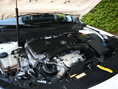 Used 2021 Mercedes-Benz GLB 250 4MATIC image 10