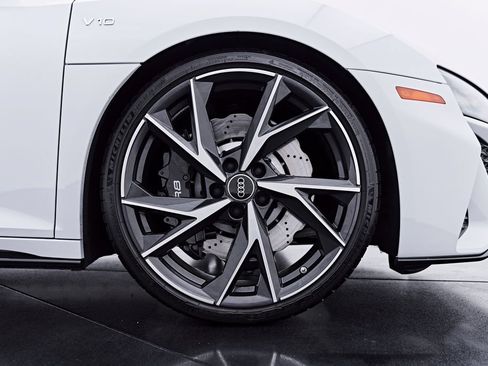 Used 2022 Audi R8 V10 w/ Carbon Exterior Package RWD image 44