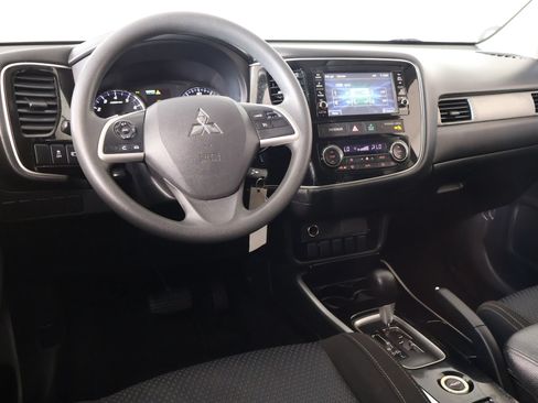 Used 2018 Mitsubishi Outlander ES AWD/4WD image 2