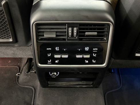 Certified 2025 Porsche Cayenne AWD/4WD image 33