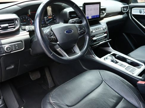 Used 2020 Ford Explorer Limited RWD image 2