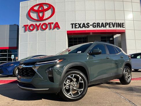 Used 2025 Chevrolet Trax LT image 2