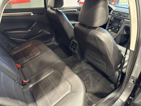 Used 2018 Volkswagen Passat 2.0T SE FWD image 91