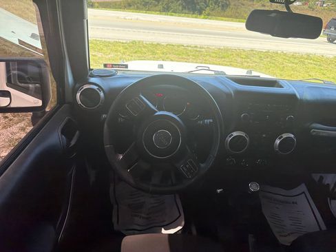Used 2016 Jeep Wrangler Unlimited Sahara w/ Connectivity Group AWD/4WD image 13
