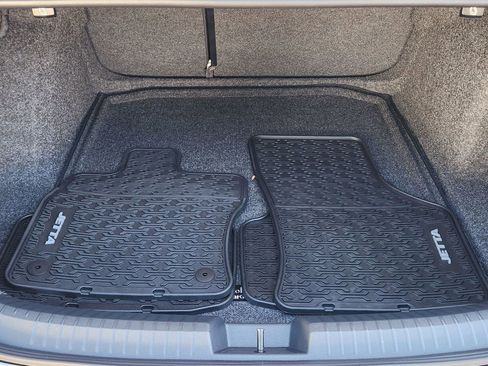 Certified 2025 Volkswagen Jetta SE w/ Sunroof Package image 13