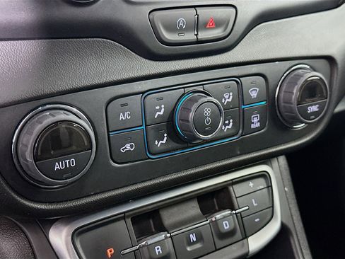 Used 2024 GMC Terrain SLT image 23