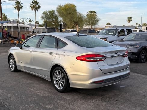 Used 2017 Ford Fusion SE FWD image 4