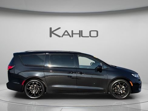 Used 2025 Chrysler Pacifica Limited FWD image 5
