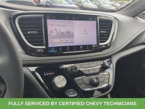 Used 2025 Chrysler Pacifica Limited FWD image 32