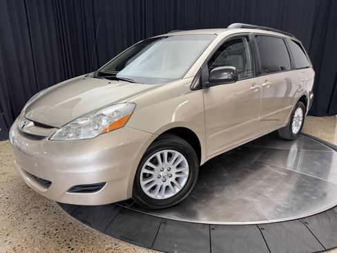 Used 2008 Toyota Sienna LE AWD/4WD image 2