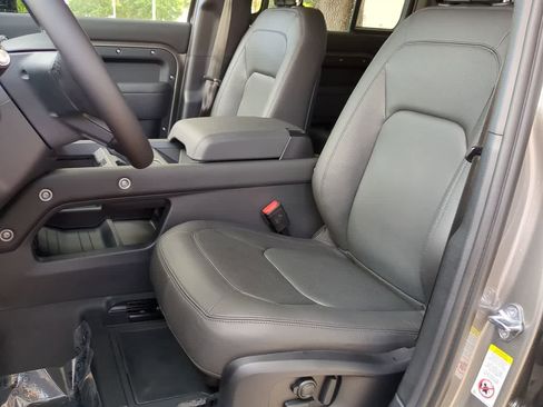 Used 2025 Land Rover Defender 110 S image 16