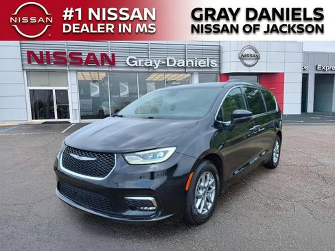 Used 2022 Chrysler Pacifica Touring FWD image 3