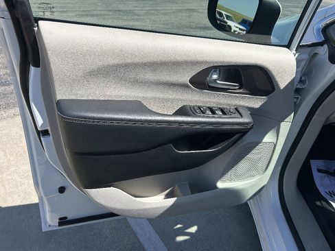 Used 2023 Chrysler Voyager LX FWD image 9