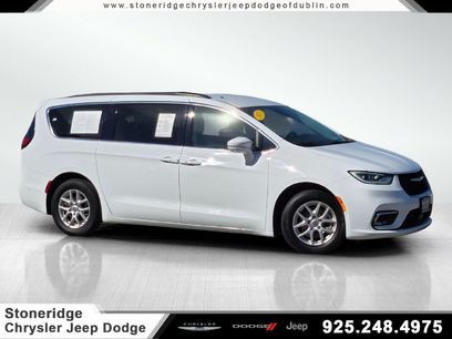 Used 2022 Chrysler Pacifica Touring-L w/ Uconnect Theater Family Group