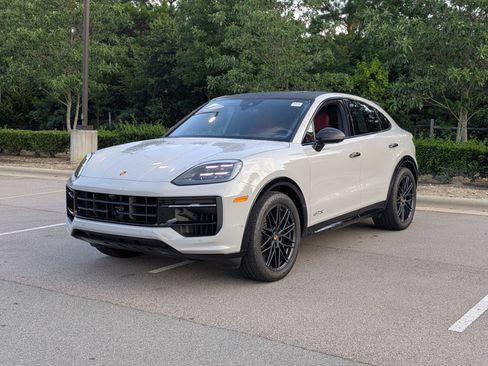 Used 2025 Porsche Cayenne GTS AWD/4WD image 8
