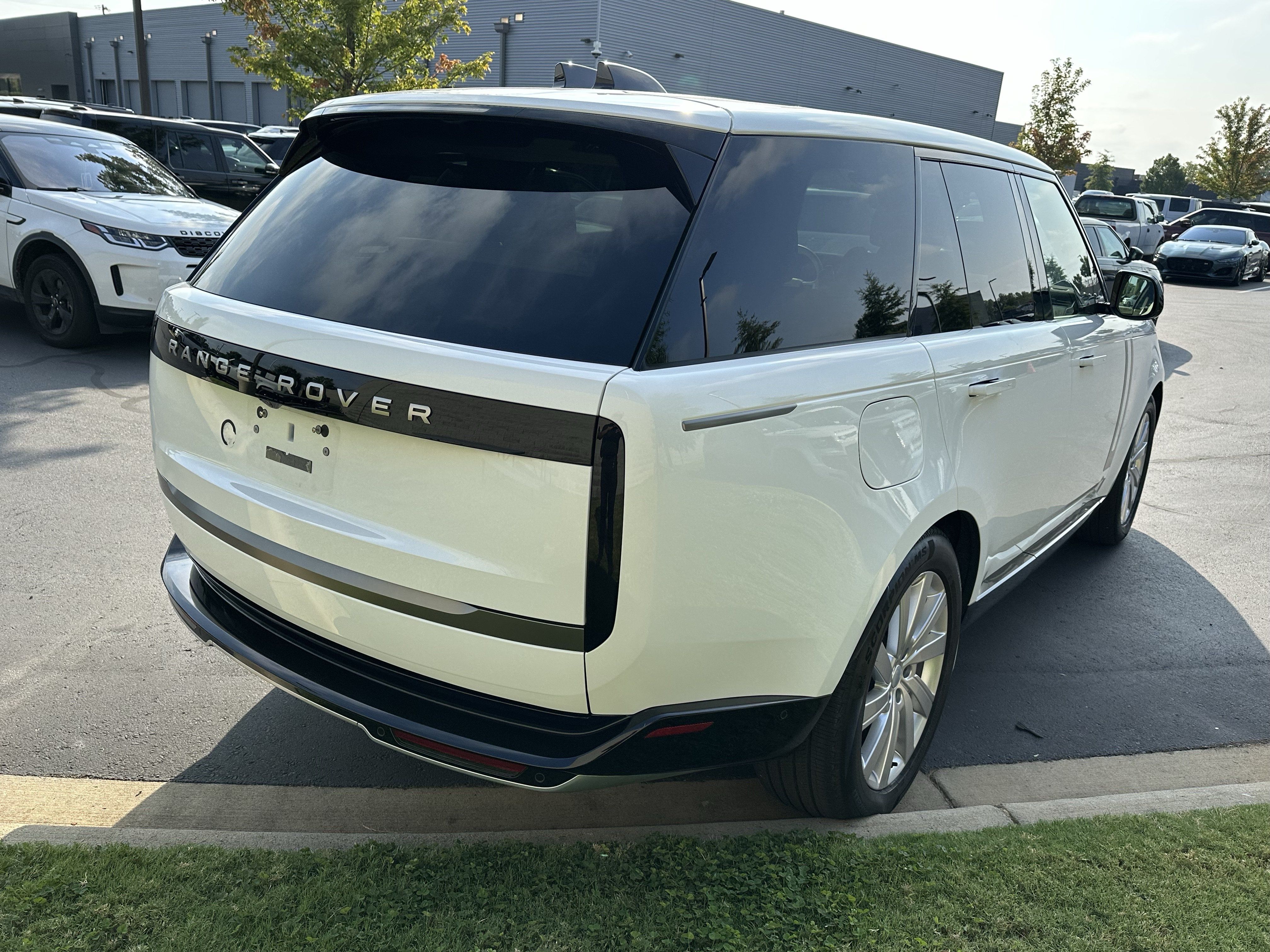 Certified 2025 Land Rover Range Rover SE AWD/4WD image 7