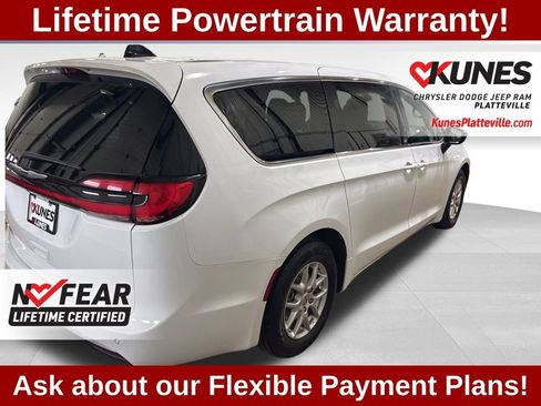 Used 2024 Chrysler Pacifica Touring-L image 11