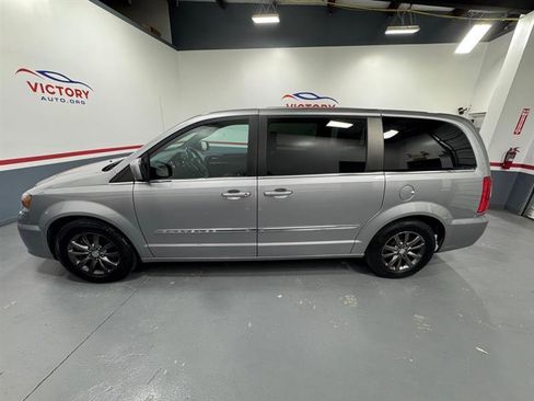 Used 2016 Chrysler Town & Country S w/ Driver Convenience Group FWD image 5