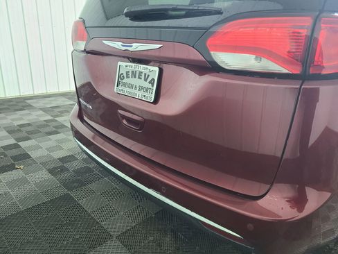 Used 2018 Chrysler Pacifica Touring-L image 18