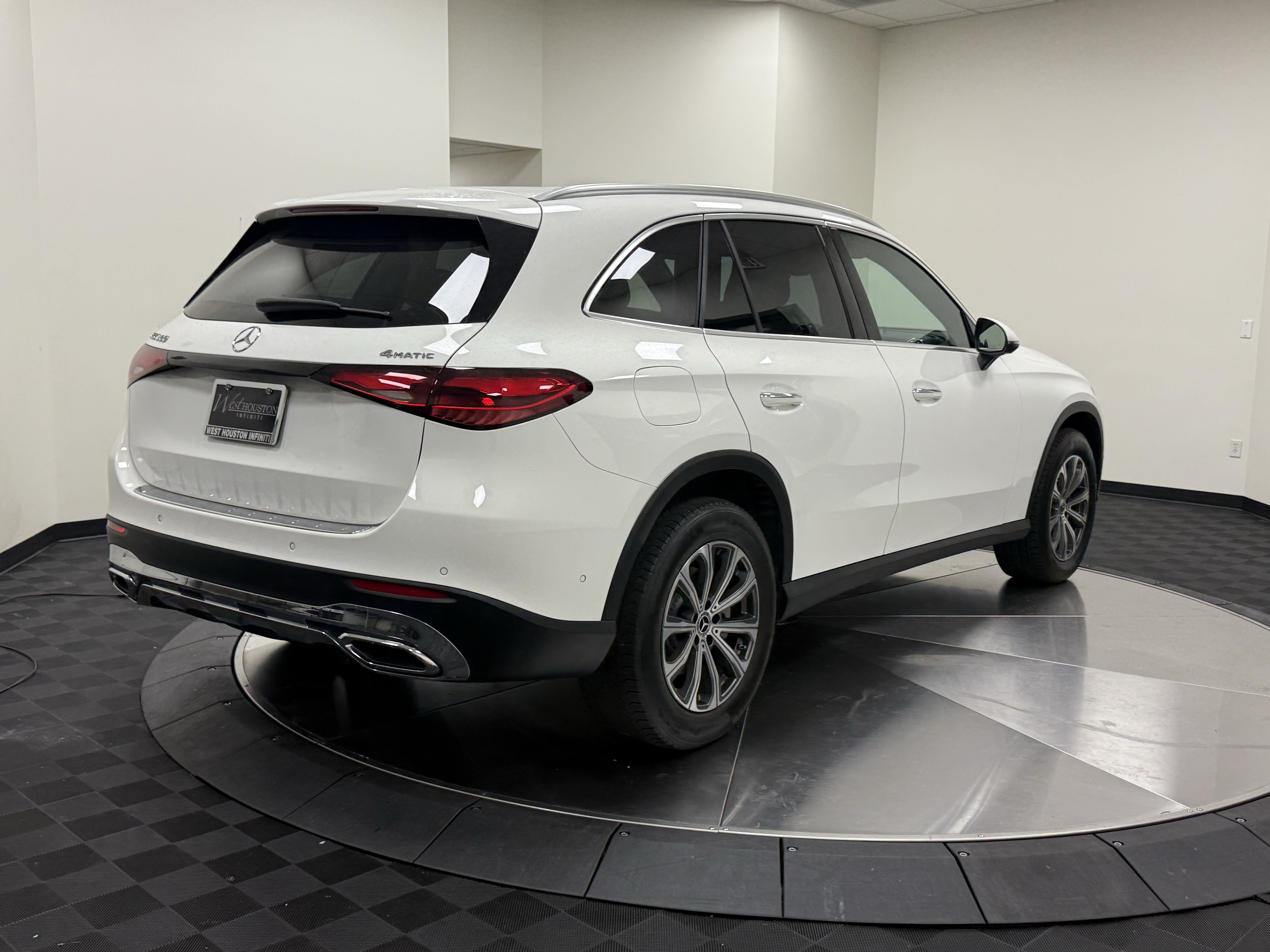 Used 2024 Mercedes-Benz GLC 300 4MATIC image 8