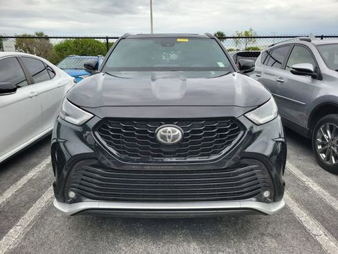 Used 2022 Toyota Highlander XSE FWD image 2