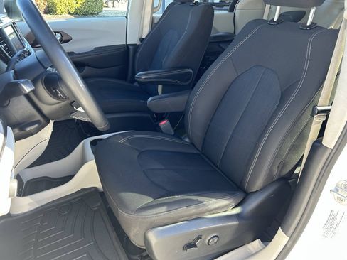 Used 2023 Chrysler Voyager LX FWD image 14