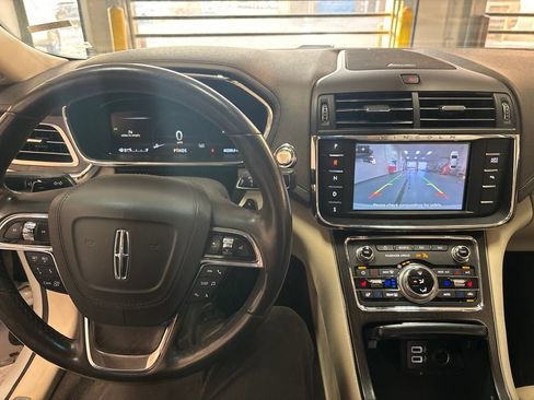 Used 2019 Lincoln Continental Select w/ Continental Climate Package FWD image 4
