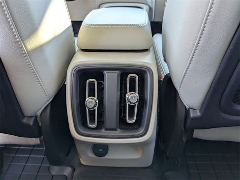 Used 2019 Volvo XC40 T5 Momentum image 12