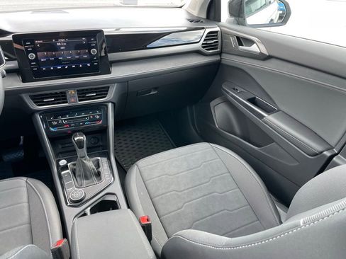 Certified 2025 Volkswagen Taos SE image 8