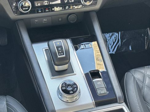 Used 2024 Mitsubishi Outlander 4WD Plug-In Hybrid image 11