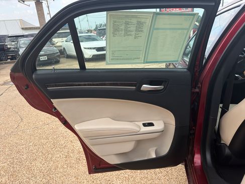 Used 2018 Chrysler 300 Limited RWD image 19