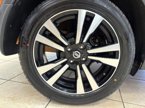 Used 2018 Nissan Kicks SR w/ Premium Package FWD image 16