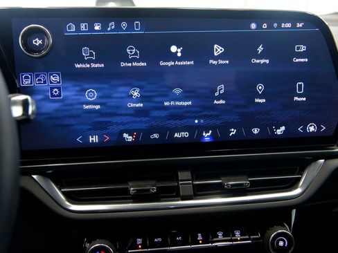 Used 2025 Chevrolet Equinox EV LT w/ Comfort Package image 19