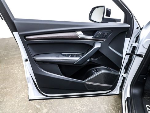 Used 2024 Audi Q5 e Prestige w/ Prestige Package image 22