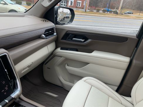 Used 2025 GMC Yukon Denali w/ Sun & Power Step Package image 22