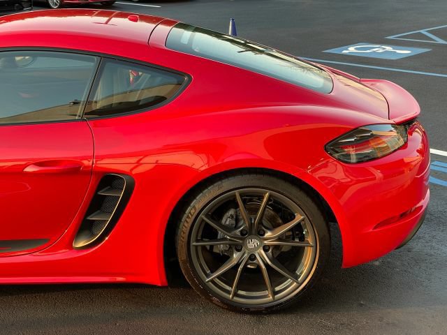 Used 2023 Porsche 718 Cayman w/ 718 T Interior Package RWD image 18