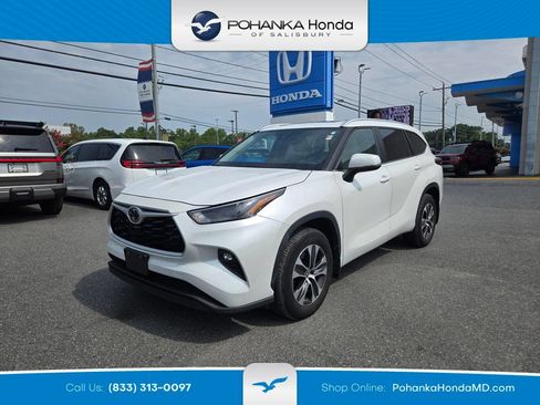 Used 2024 Toyota Highlander XLE AWD/4WD image 1