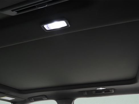 Used 2025 GMC Yukon XL Denali w/ Sun & Power Step Package image 9