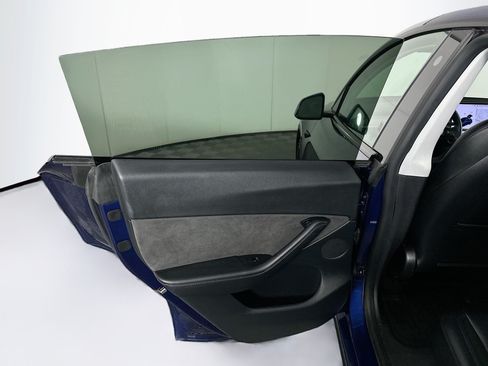 Used 2021 Tesla Model Y Long Range AWD/4WD image 25