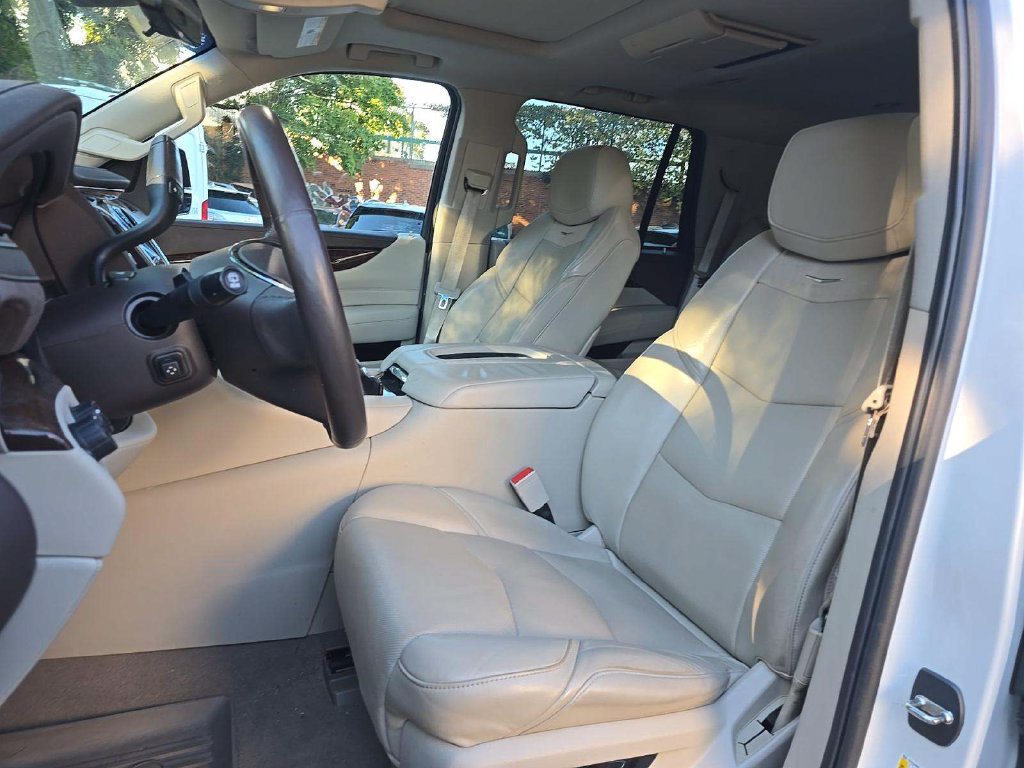 Used 2017 Cadillac Escalade Luxury AWD/4WD image 4