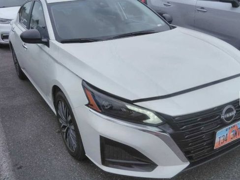 Used 2024 Nissan Altima 2.5 SV FWD image 2
