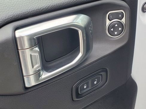 Used 2025 Jeep Wrangler Unlimited Sahara AWD/4WD image 13