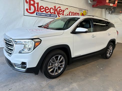 Used 2024 GMC Terrain SLT FWD image 2