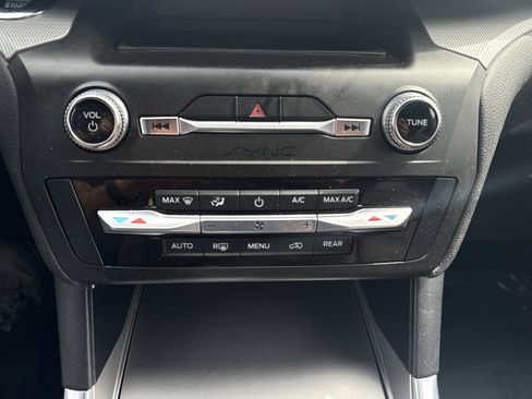 Used 2020 Ford Explorer XLT w/ Equipment Group 202A AWD/4WD image 22