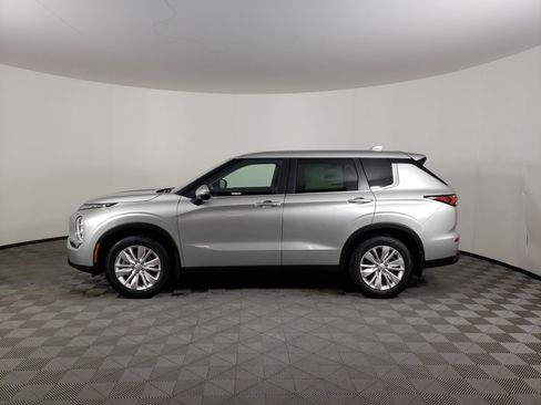 New 2026 Mitsubishi Outlander ES image 3